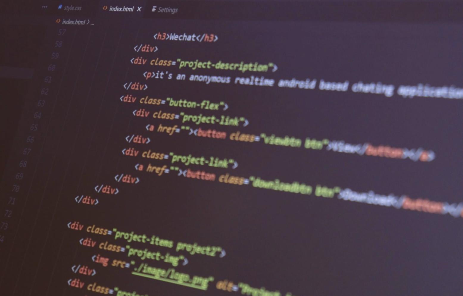 Moderne Energieinfrastruktur mit digitalen Überwachungssystemen